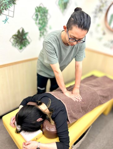 やさしい手技で施術している様子